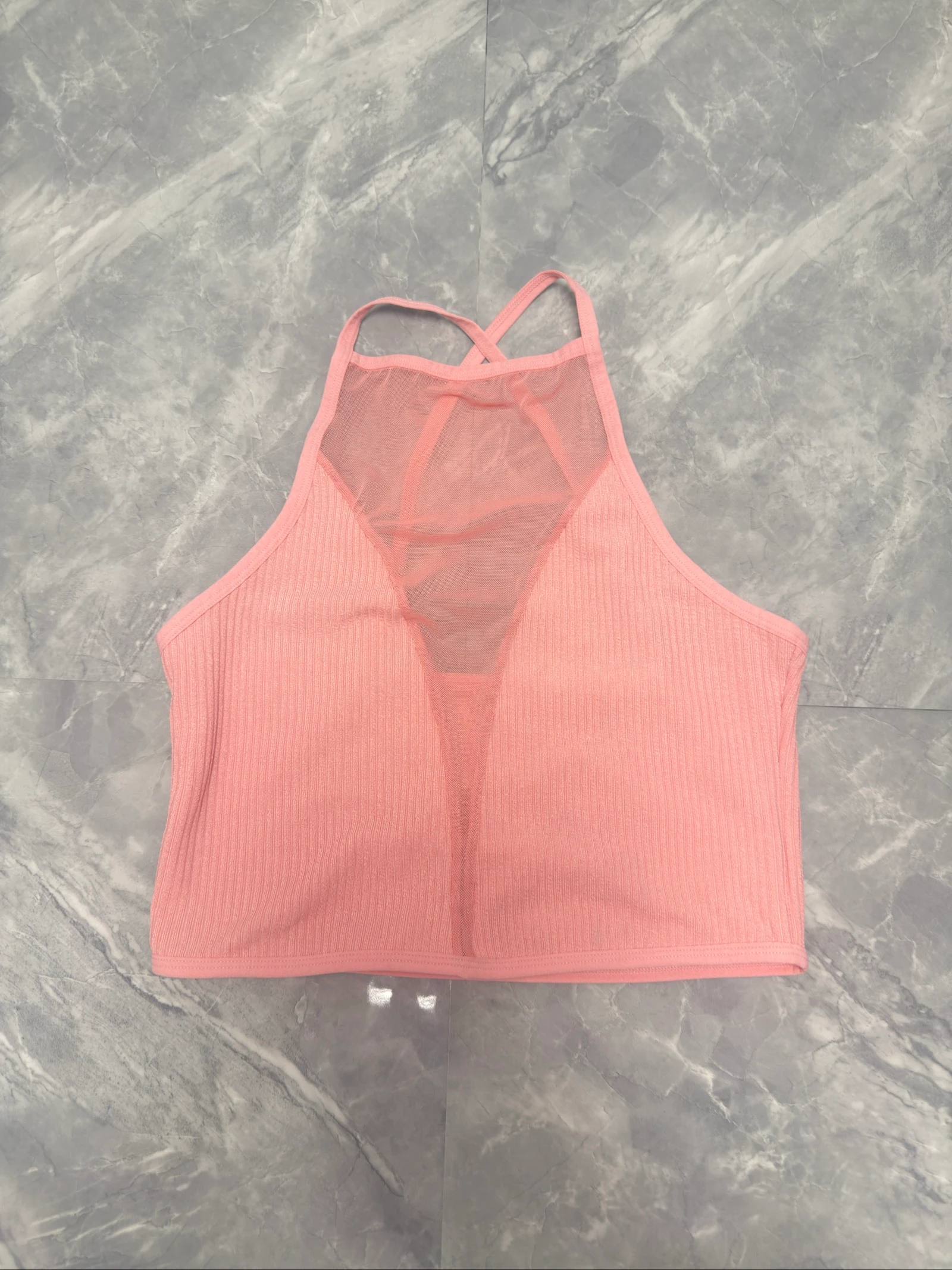 Top crop rosa de canalé con detalle de rejilla en el escote | Talla L